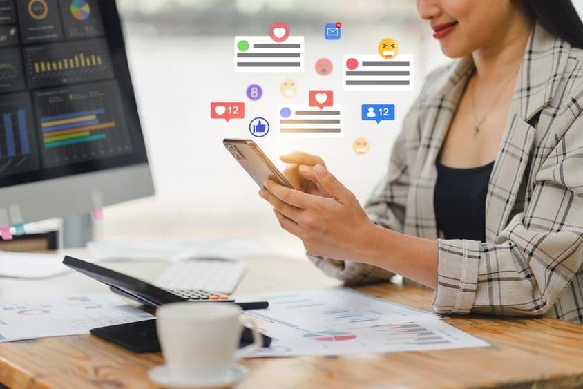 मोबाइल पर चैट करती हुई एक युवती।