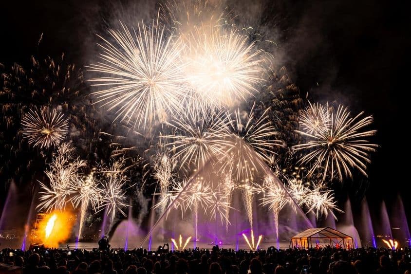 आतिशबाज़ी।