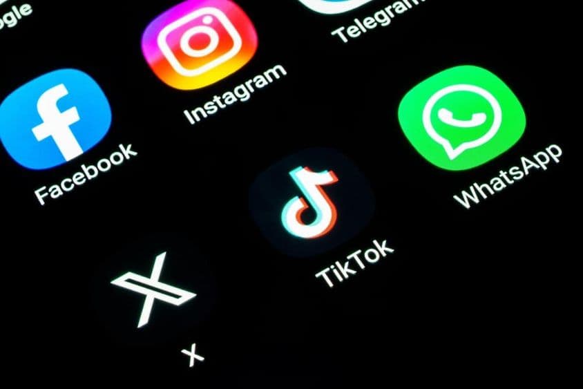 फोन पर सोशल मीडिया प्लेटफ़ॉर्म्स।