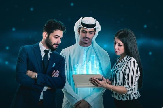 दो पुरुष और एक महिला एक होलोग्राम का निरीक्षण करते हुए।