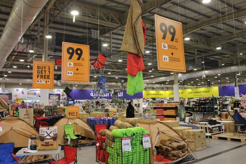 दुबई स्टोर में प्रमोशन्स।