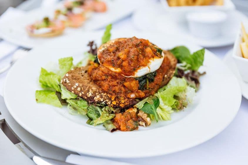 दुबई के एक रेस्तरां में एग्स बेनेडिक्ट।