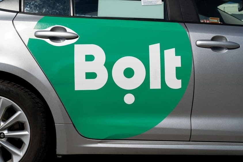 Bolt लोगो कार की साइड पर।