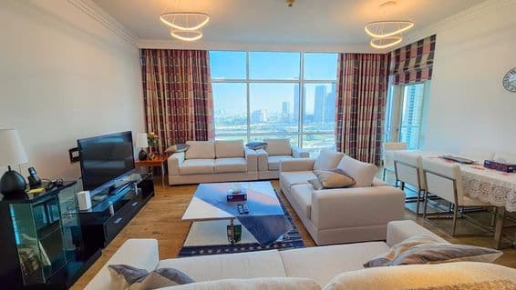 दुबई अपार्टमेंट का लिविंग रूम क्षेत्र।