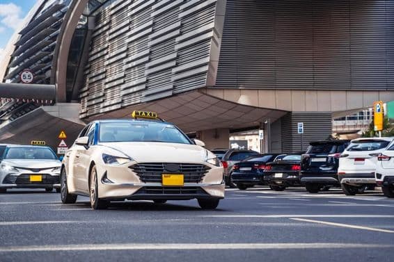 दुबई के सड़क दृश्य में कारें।