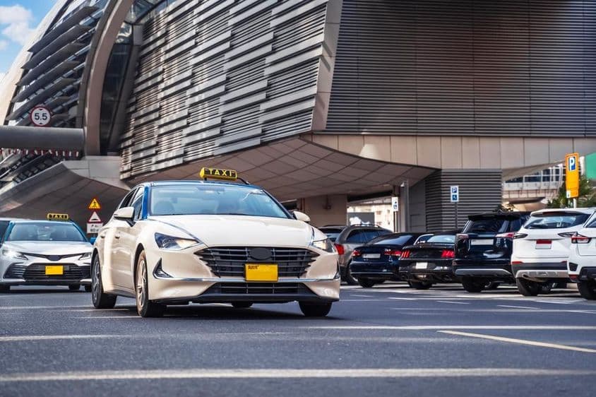 दुबई के सड़क दृश्य में कारें।