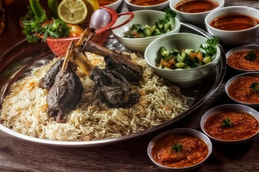 लैम्ब शैंक चावल, गार्निश और मिठाई के साथ शामिल।