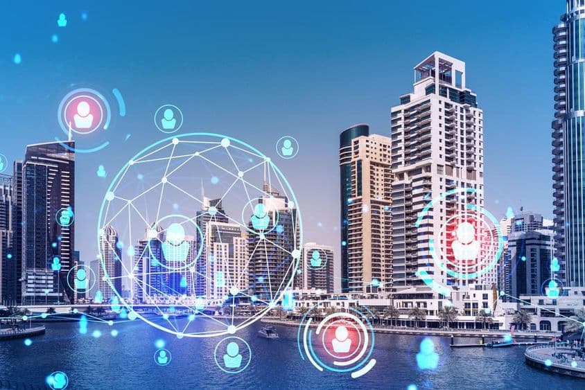 दुबई व्यापार स्काईलाइन, गगनचुंबी इमारतें, होलोग्राफिक आइकन, मानव संसाधन अवधारणा।