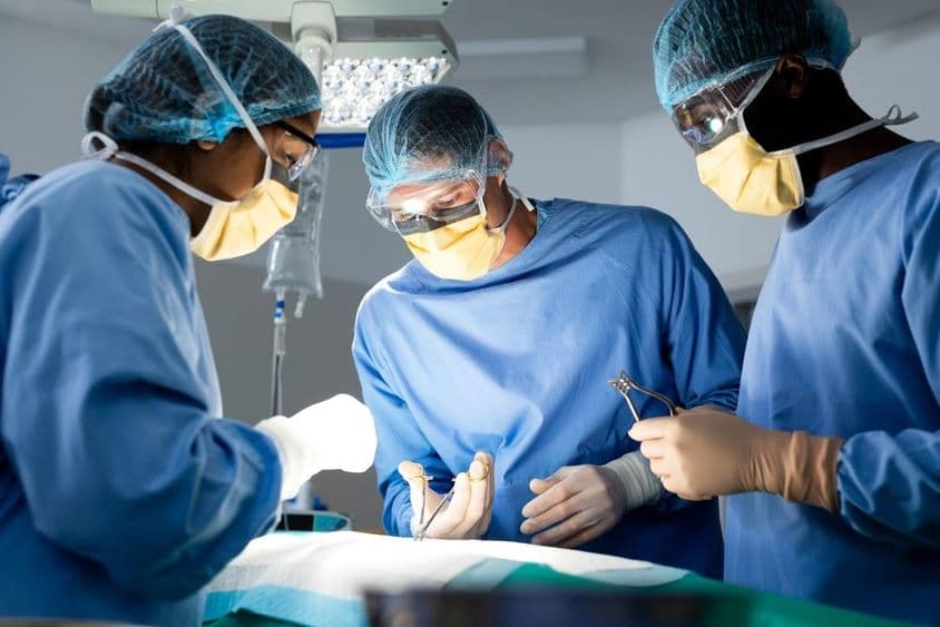 ऑपेरिंग रूम में काम करता हुआ चिकित्सा दल