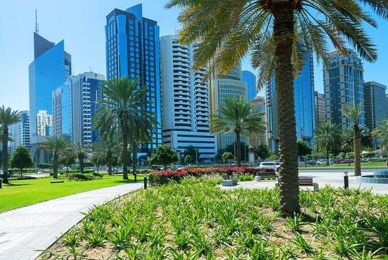 अबू धाबी की गगनचुंबी इमारतें।