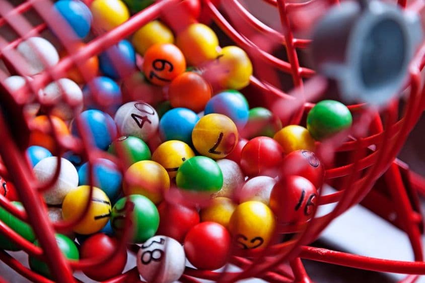 बॉस्केट में गेंदों पर लॉटरी संख्या।