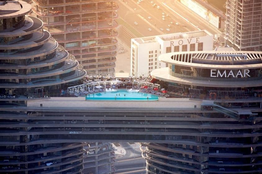 धूप में गगनचुंबी इमारत का पूल।