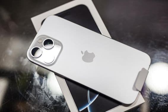 टेबल पर बॉक्स में रखा हुआ आईफोन।