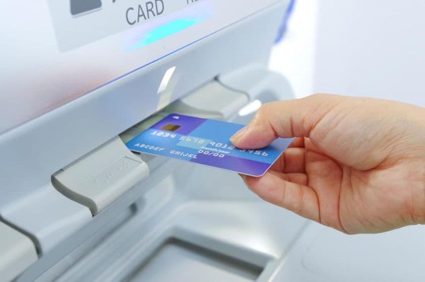 बैंक कार्ड के साथ एटीएम से नकदी निकासी।