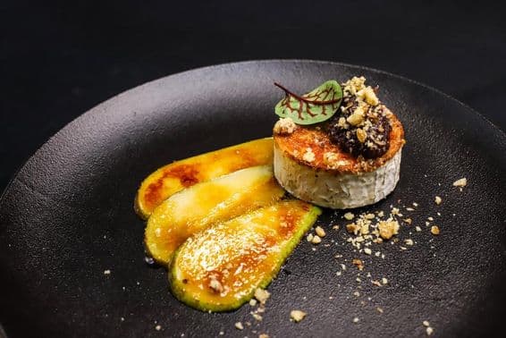 कैरामलाइज्ड नाशपाती के साथ ग्रिल्ड बकरी का चीज़, फाइन डाइनिंग शैली में प्रस्तुत