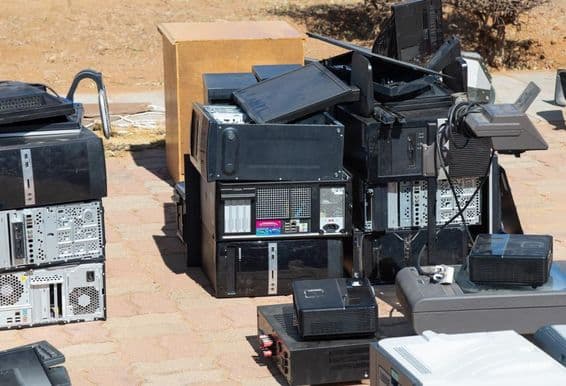 पुनर्नवीकरण की प्रतीक्षा कर रहे इलेक्ट्रॉनिक कचरा।