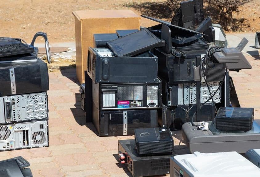 पुनर्नवीकरण की प्रतीक्षा कर रहे इलेक्ट्रॉनिक कचरा।