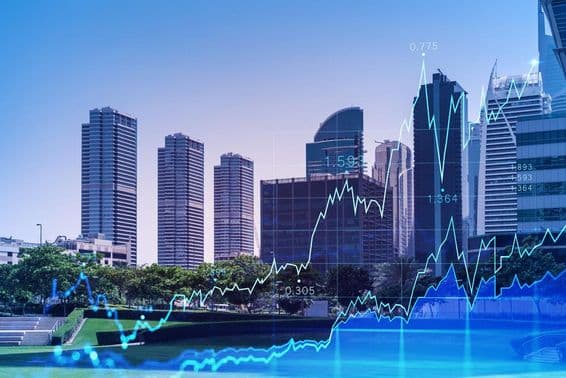 सामने स्टॉक चार्ट के साथ दुबई का स्काईलाइन।