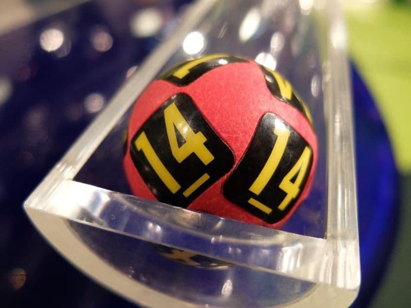 लॉटरी बॉल पर अंक 14।