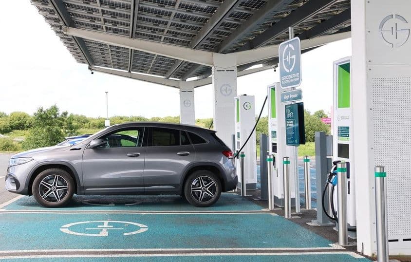 इलेक्ट्रिक कार चार्जिंग।