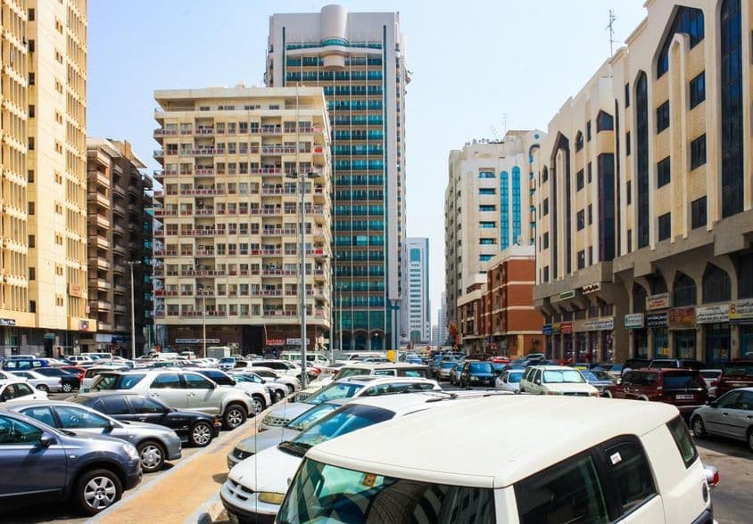 अबू धाबी के स्काईलाइन और पार्किंग का दृश्य।