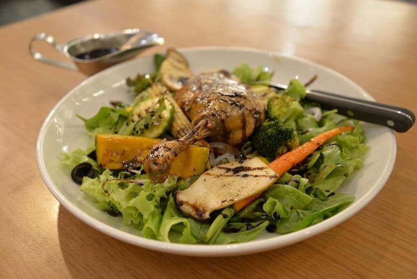 सलाद प्लेट पर कोमल डक