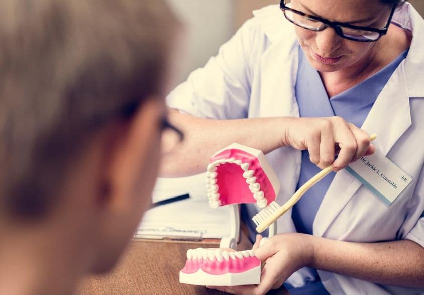 दुबई का दंत चिकित्सक दांतों की सफाई का प्रदर्शन कर रहा है।