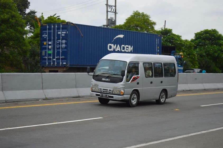 इसुजु मिनीबस।