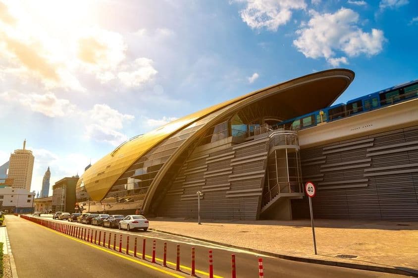 दुबई मेट्रो स्टेशन।