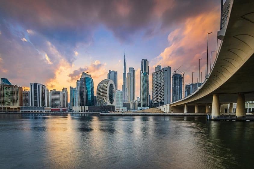 गगनचुंबी इमारतों के साथ दुबई का स्काइलाइन।