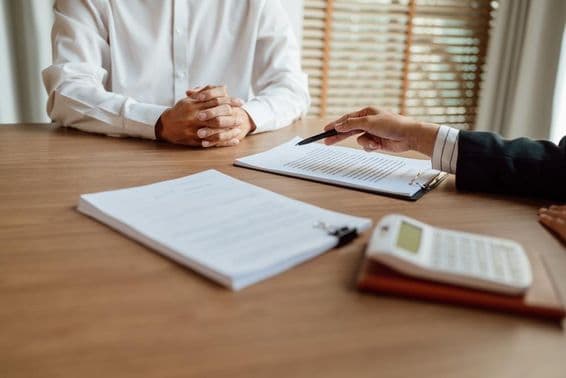 बीमा एजेंट एक अनुबंध पर हस्ताक्षर करते हुए