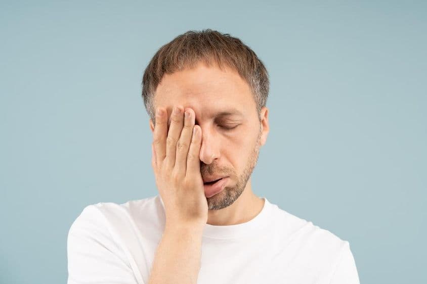 थका हुआ आदमी महसूस करता है कि वह जला हुआ है, उसे मनोवैज्ञानिक मदद की जरूरत है।