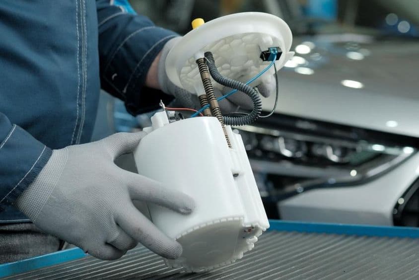 एक नए ईंधन पंप की स्थापना और खराब उत्पाद को बदलने की तैयारी।