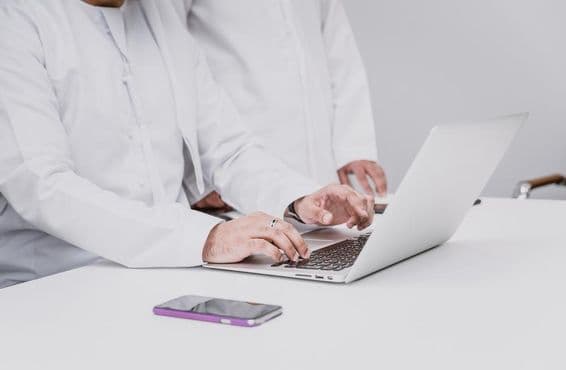 पारंपरिक पोशाक में अरबी व्यवसायी।