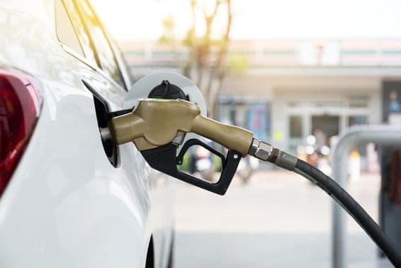 कार में गैसोलीन पंप नोजल।