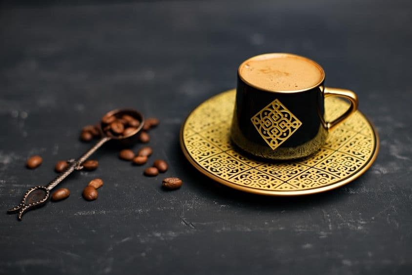 सोने की परत वाला कॉफी कप और प्लेट।