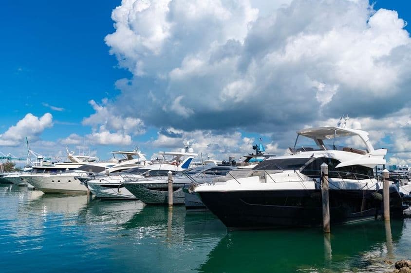 समुद्री बंदरगाह में एक यॉट।