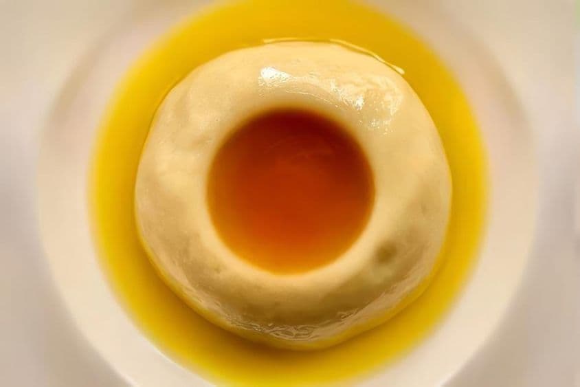 असीदा, एक प्रसिद्ध मीठा व्यंजन, पारंपरिक रूप से समारोहों में बनाया जाता है, विशेषकर बालगृह उत्सव या छुट्टियों के दौरान पारिवारिक आयोजनों में।