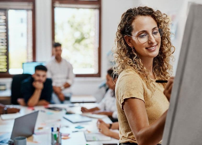 कौशल विकास के लिए रचनात्मक कार्यस्थल में एक महिला डिज़ाइनर के साथ कोचिंग बैठक और प्रस्तुति।