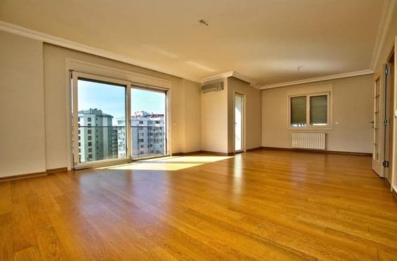 दुबई के एक लक्जरी घर में खाली कमरा।