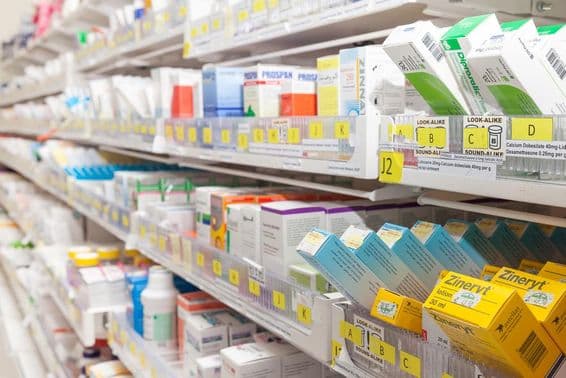 फार्मेसी शेल्फ पर विभिन्न उत्पाद।