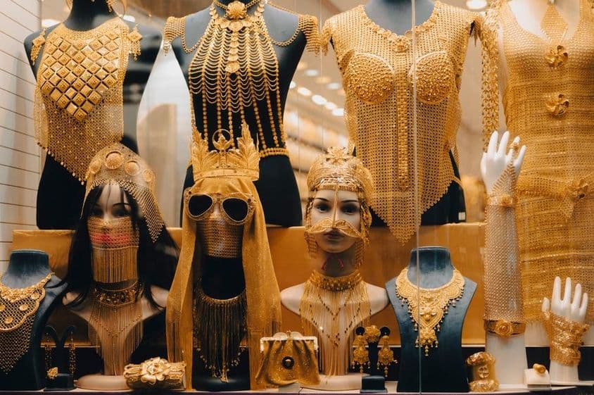 गोल्ड सूक में दुबई के देइरा में सोने के आभूषण।