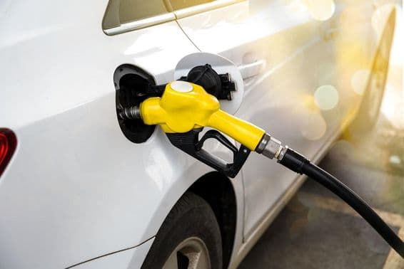 दुबई में एक गैस स्टेशन पर कार में ईंधन भरते हुए।