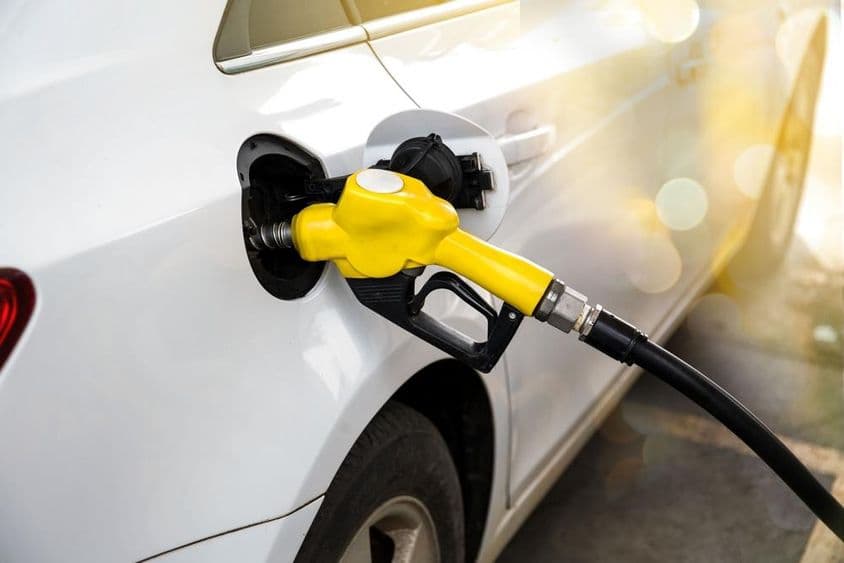 दुबई में एक गैस स्टेशन पर कार में ईंधन भरते हुए।