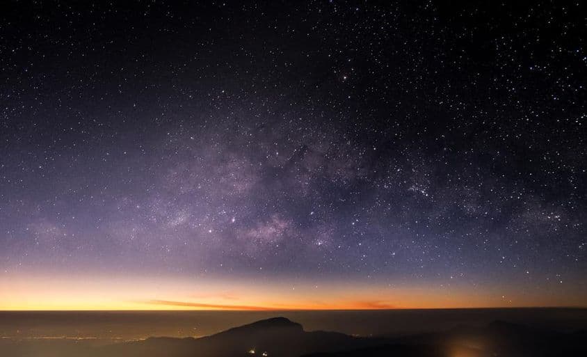 उँचे पहाड़, रात, मिल्की वे, और रात के आकाश पर सितारे सुन्दर हैं।