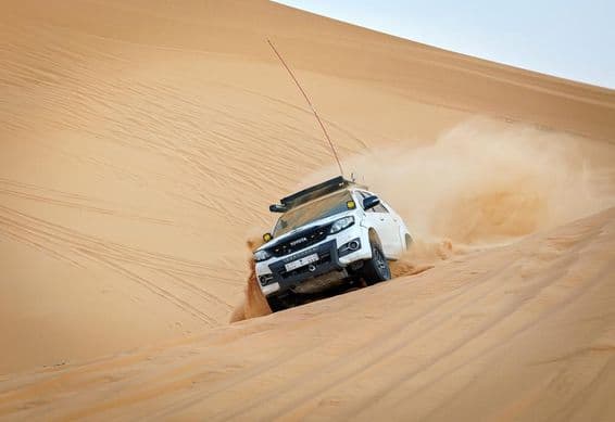 टिब्बे पर 4x4 वाहन की दौड़।