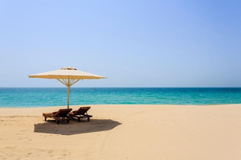 रेतिले जुमेराह बीच, दुबई पर सन लाउंजर।