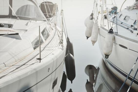 सफेद, आधुनिक नौका एक मरीना पर डॉक की गई।