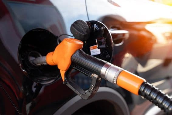 गैस स्टेशन पर ईंधन भरते हुए।