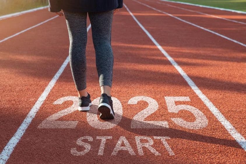2025 के लिए नई जिंदगी के सफल परिणाम को स्वीकार करते हुए।